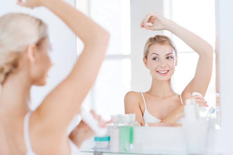lady applying deodorant on her armpit